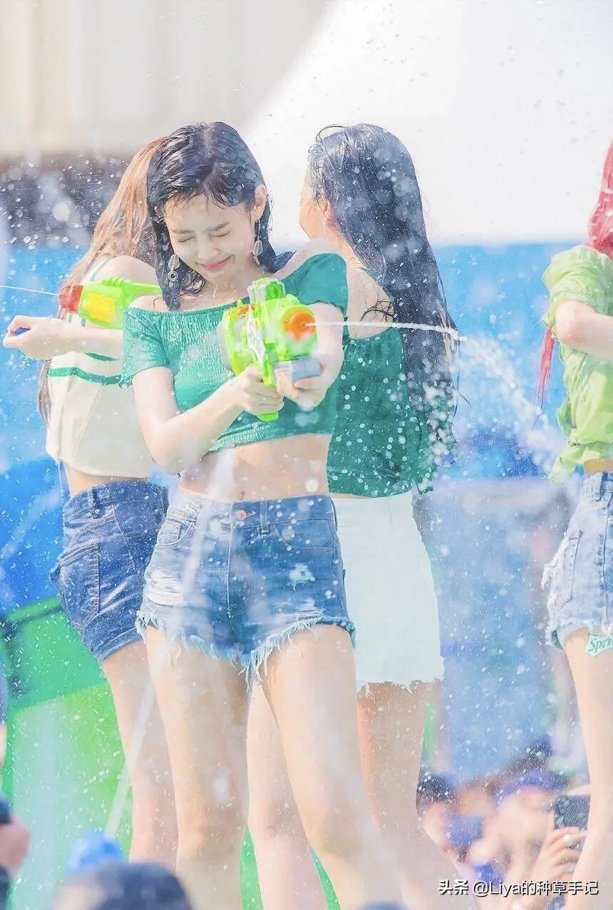 什么样的泳衣穿起来好看有高级感,最好看的女性高级感泳衣分体