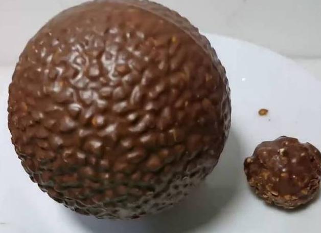 88元买了1个最大的金莎巧克力，准备吃7天，结果1刀下去崩溃了！