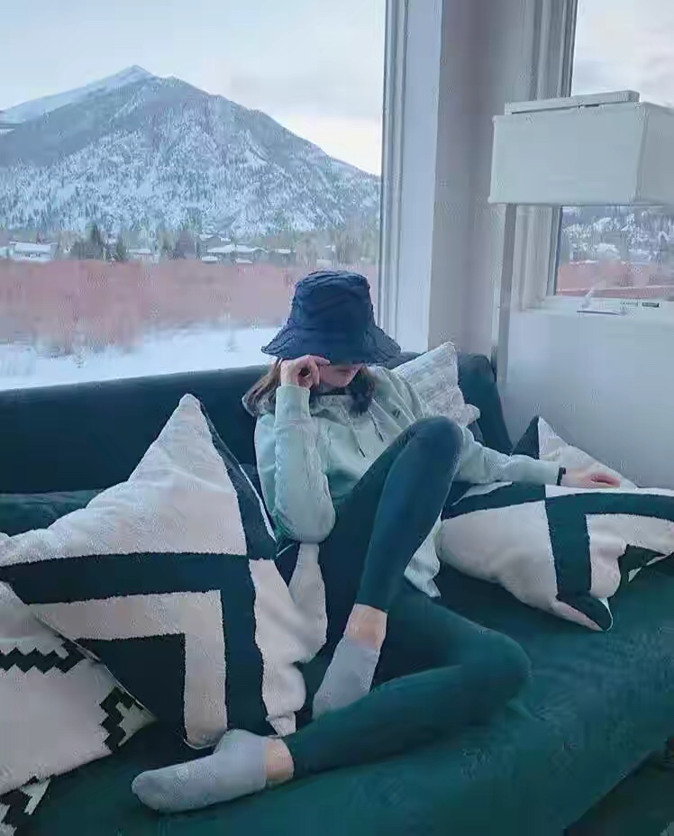 华为小公主和洪晃隔空撞衫，一个秀豪宅外的雪山，一个豪宅里遛狗