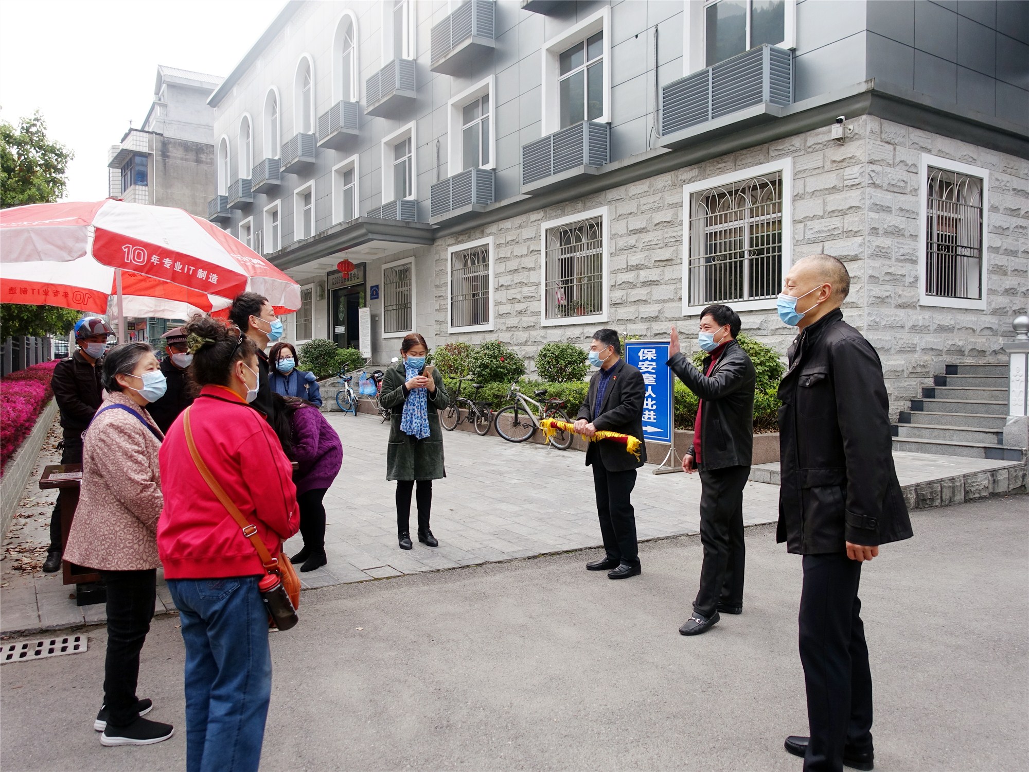 一封信一面旗 (一封信一面旗处处见真情)