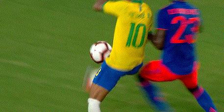 内马尔被恶意犯规巴西球迷反应,内马尔被恶意犯规裁判吹黑哨