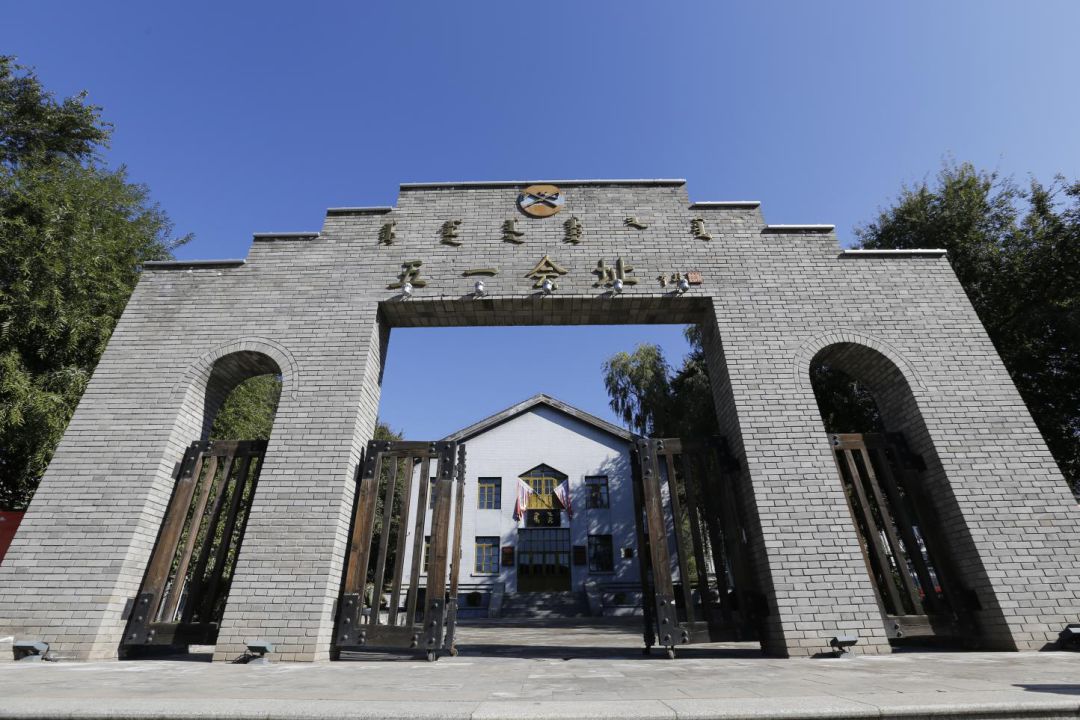 草原上的城市乌兰浩特,草原上升起不落的太阳夕阳正红