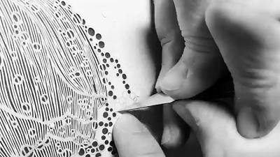 她被称为“刀王”，凭一把破刀，一张破纸，作品征服了全世界