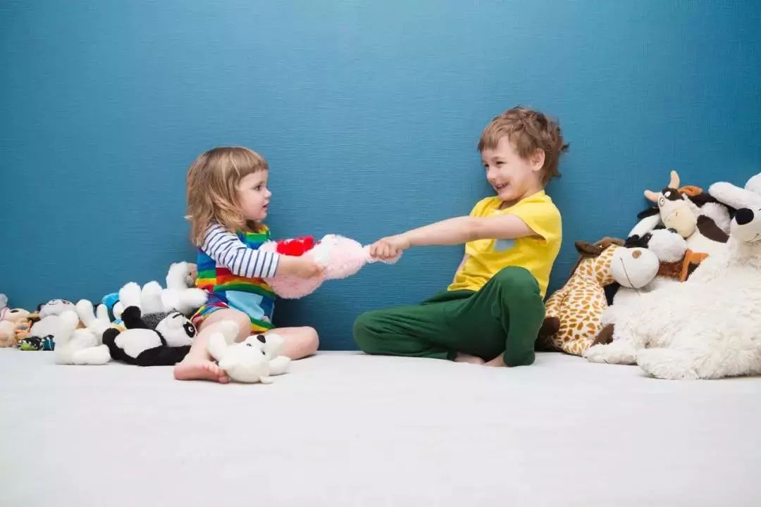 孩子在学校里打架还撒谎,孩子在幼儿园打架老师装作不知道