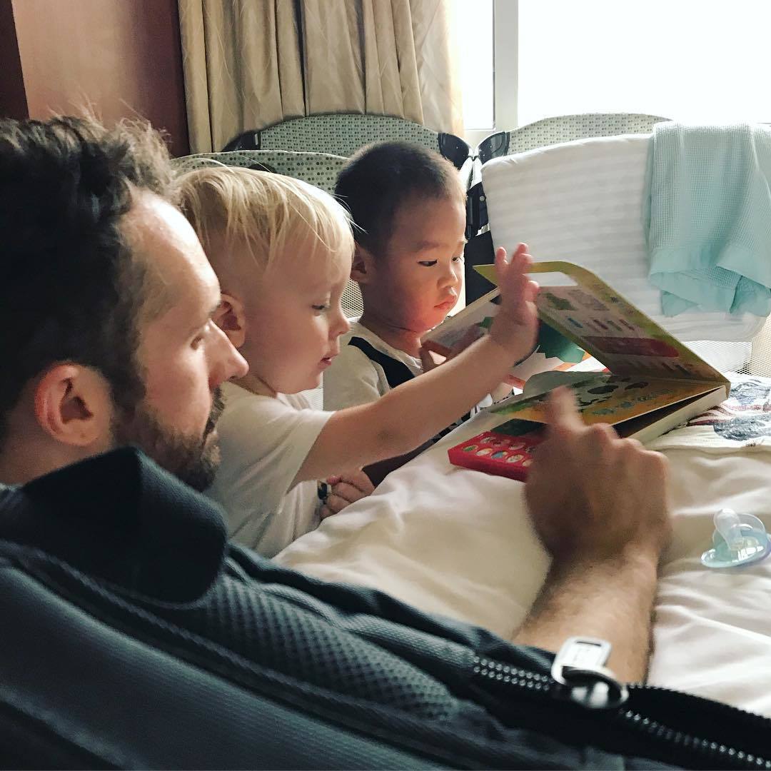 美国网红领养中国残障男孩，疯狂吸血赚钱后就无情抛弃？