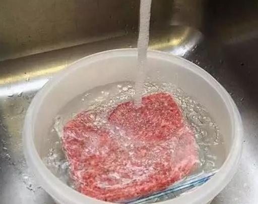 冻肉泡水里化冻,冻肉水里泡了一晚还能要吗