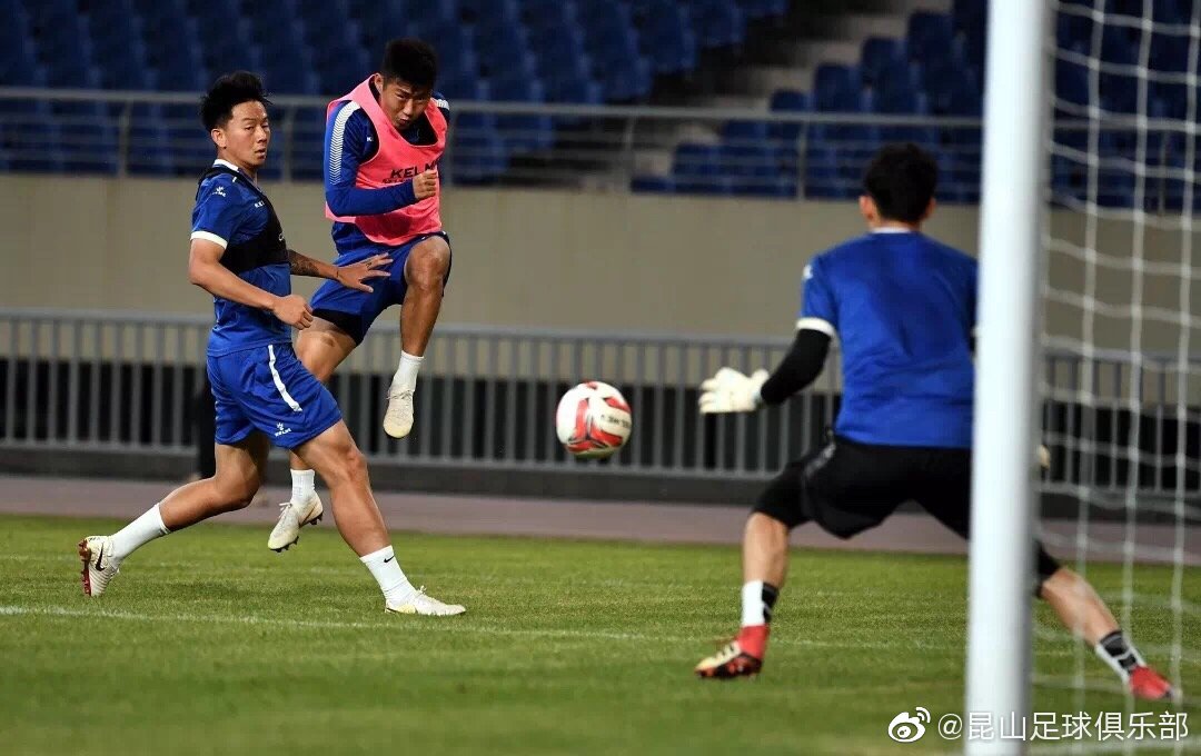 曾入选全运会却伤退也曾踢过沙足上过综艺大学毕业再战职业联赛