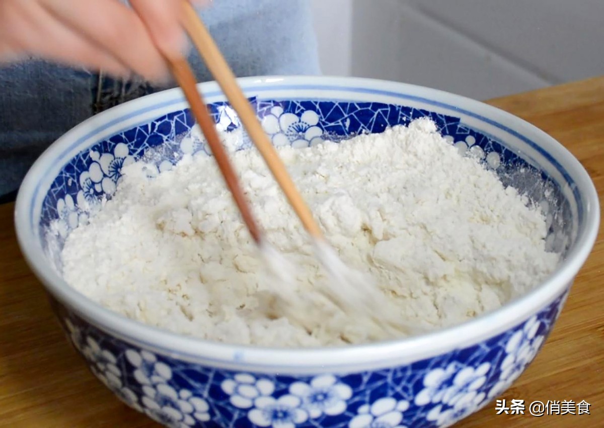 油饼这样做又软又蓬松,和面的比例很关键,放半个月都不会硬