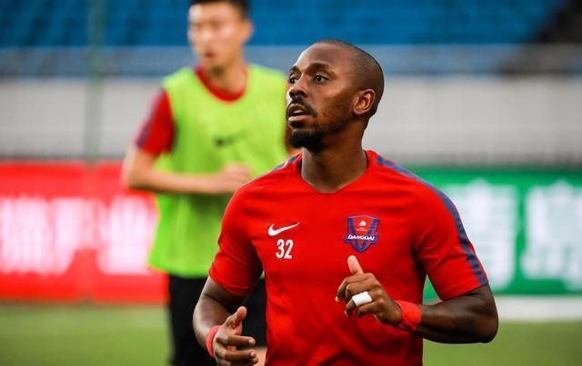 某俱乐部发不出钱了，归化球员集体逃离，李铁看球迷评论要被气死