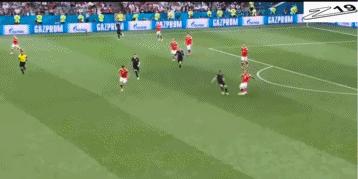 一个人扛着一支国家队足球,一个人扛着一支国家队