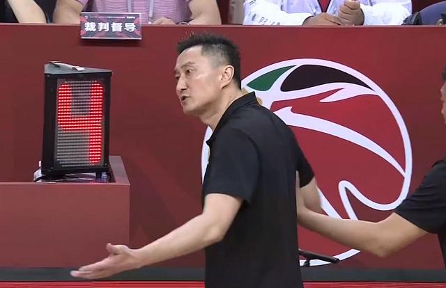 全场70次犯规5人被罚下,杜锋被广东逼出三十四次失误