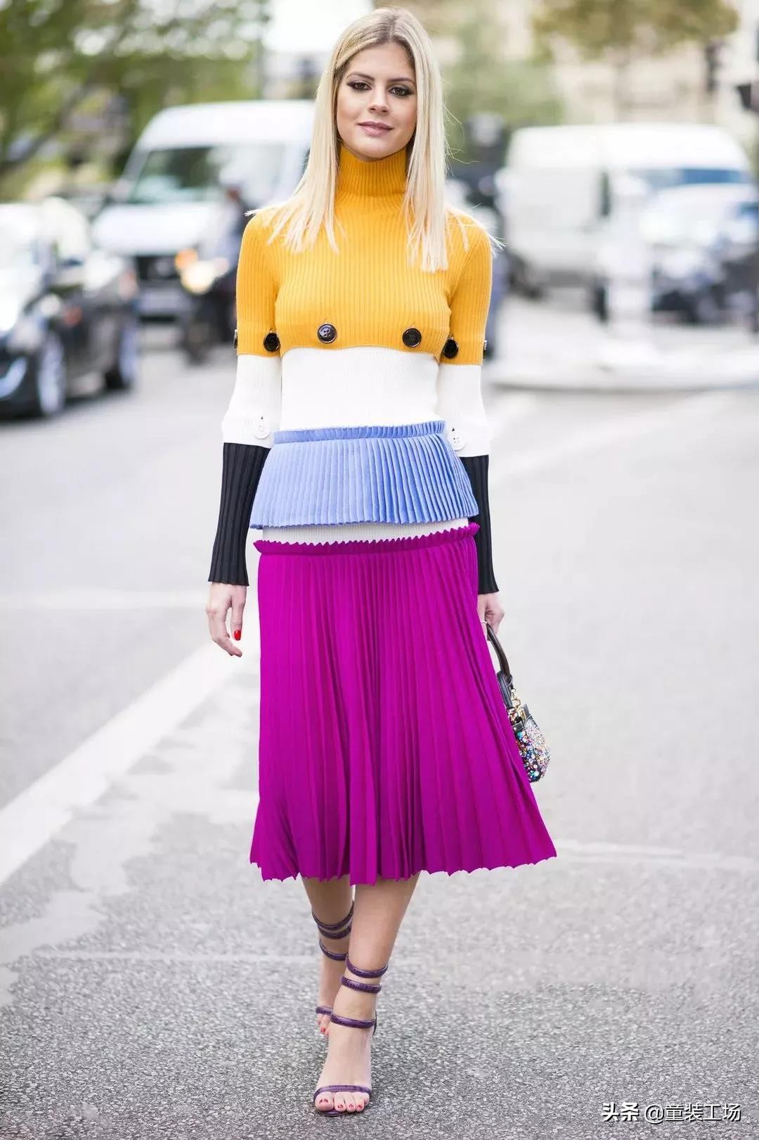 春天卫衣百褶裙的穿搭方法,如何用一条百褶裙穿遍四季不重样