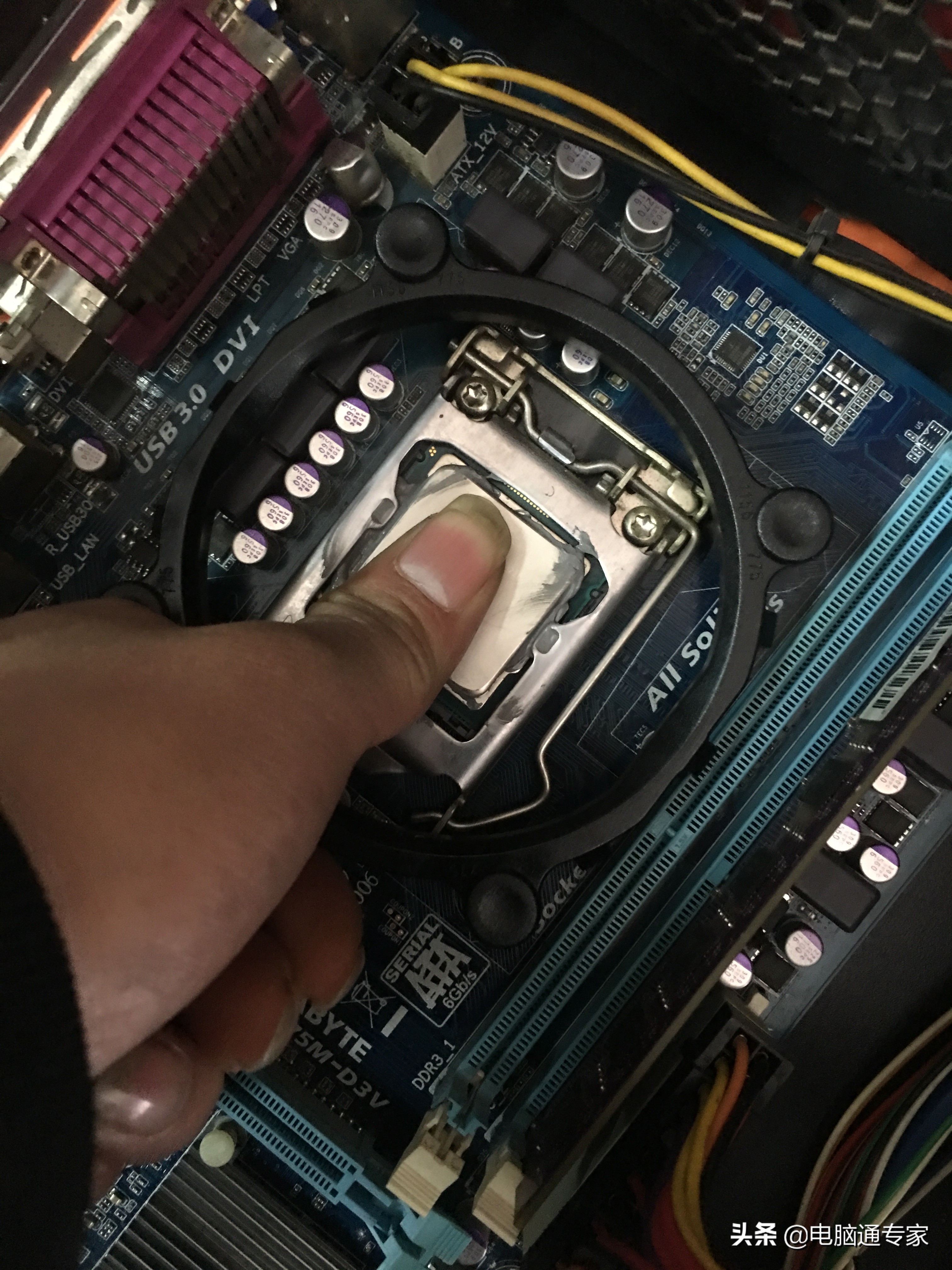 台式电脑能正常开机屏幕不显示,台式电脑怎么开机不显示屏幕