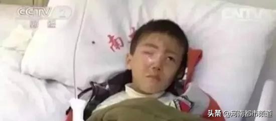 男孩吃糖果的动画片,七岁小男孩吃零食把眼球吃了