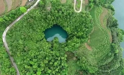 茅岩河心湖太美惹祸端，土家族夫妻酒茶斗诗篇