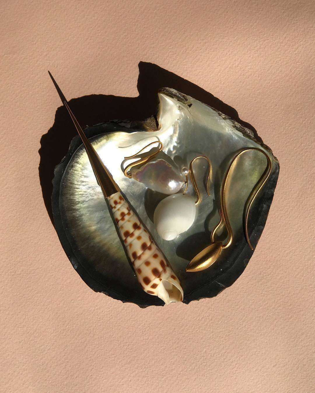 有时候质感就体现在小小的配件上，一件可以陪你穿梭日常的珠宝