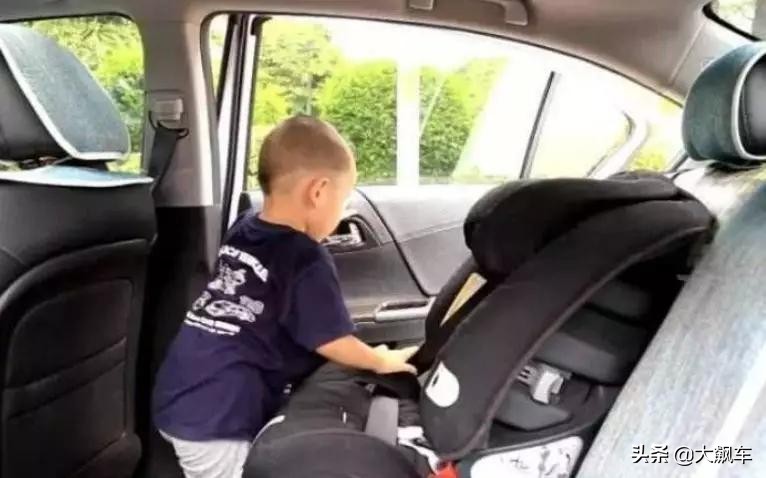 孩子被锁车内自救动画片,孩子锁车内如何自救