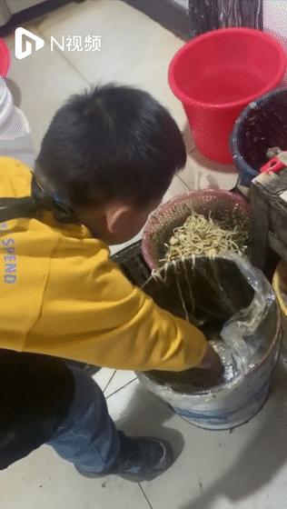 爸爸强迫孩子吃袜子,父亲用臭袜子教训儿子