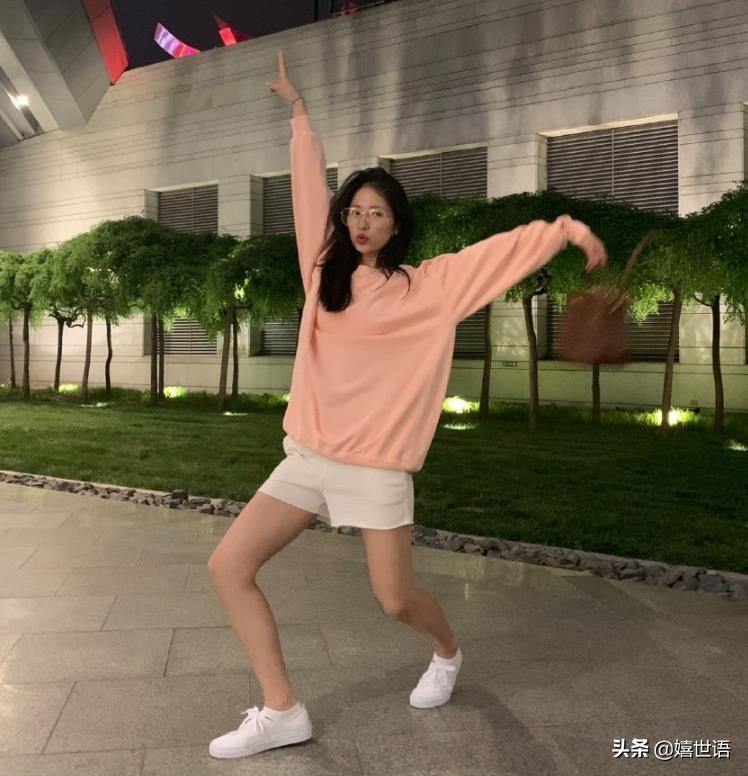 周雨彤穿板鞋图片,周雨彤spell牛仔裤穿搭