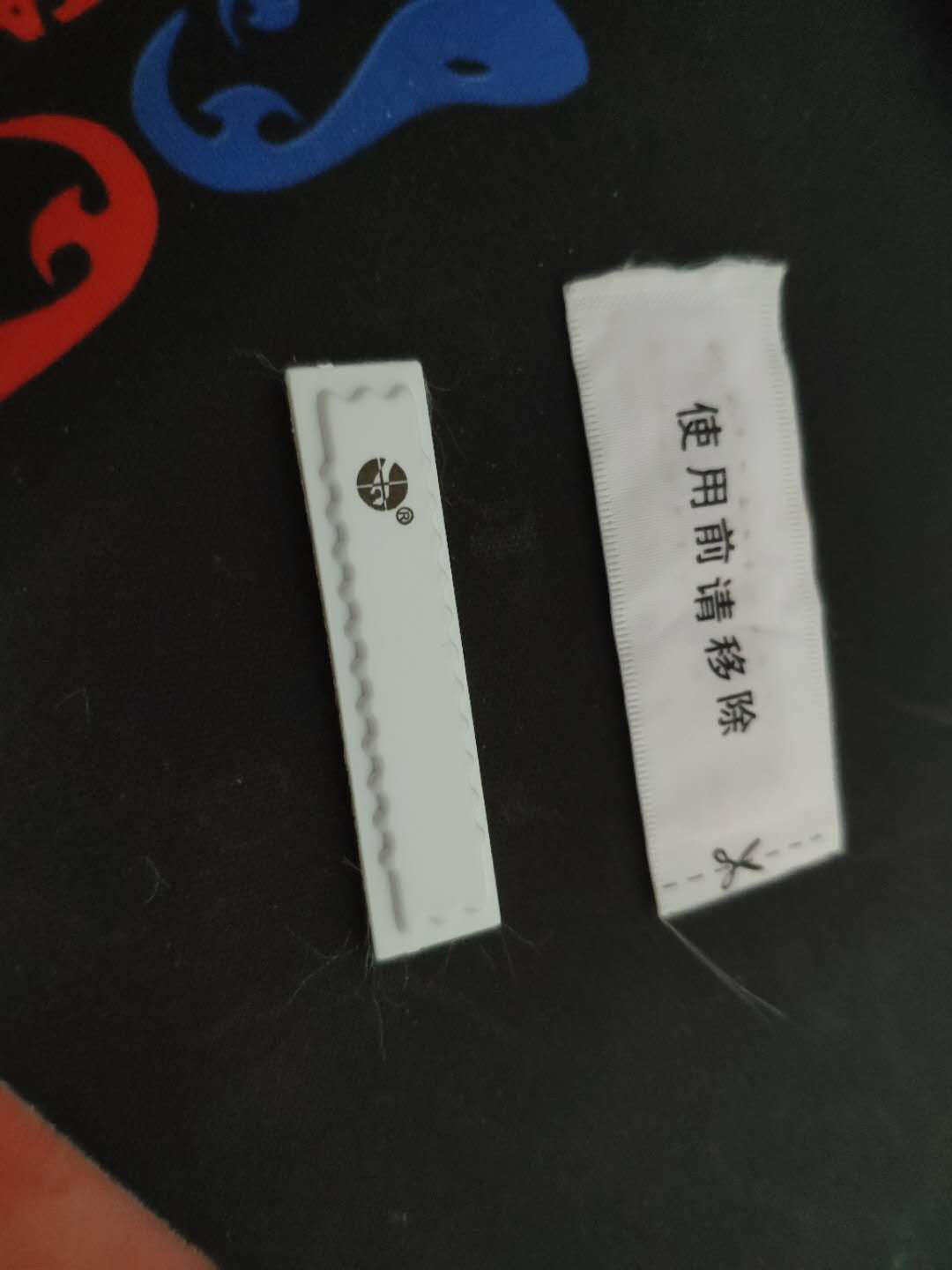 衣服上的防拆标签怎么完美取下,如何完整拆除衣服面料上的标签