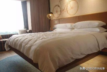 新婚夜发现妻子当过小姐，朋友劝看一看床头，看完求老婆别走