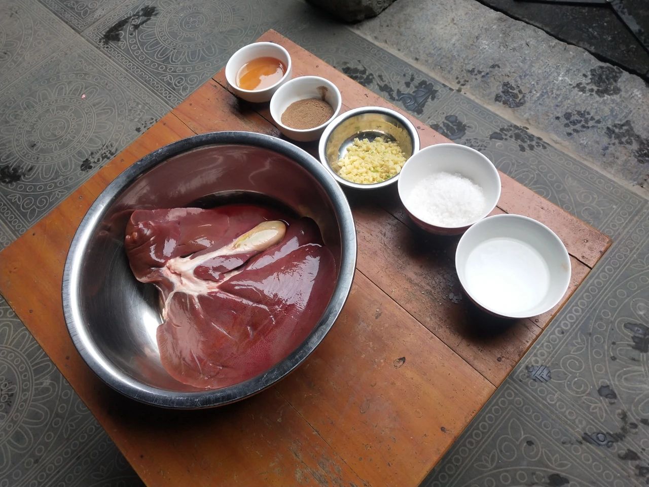 央视在广西全州庙头镇大碧头拍摄十大碗之一胆肝