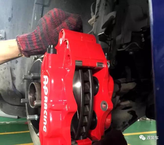 福克斯什么时候换回4缸发动机,经典福克斯移植发2.3t发动机