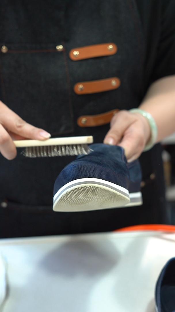 翻毛皮鞋掉色补救方法,反绒皮鞋起毛怎么处理