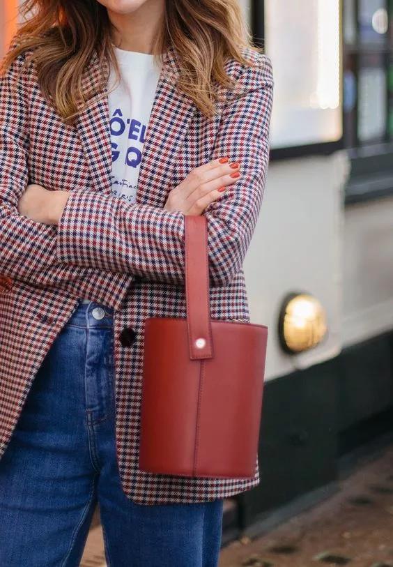 春夏经典款时髦大容量水桶包,今年流行的水桶包包