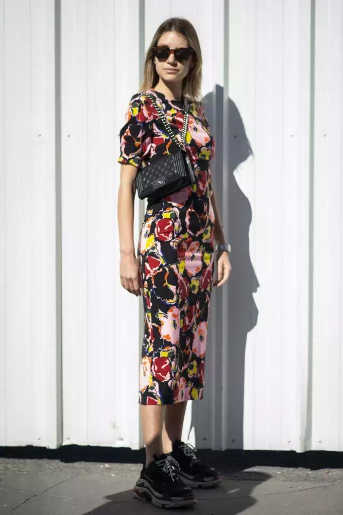 天气回暖怎么穿?裙子+运动鞋是时尚人群中热度最高的搭配法则