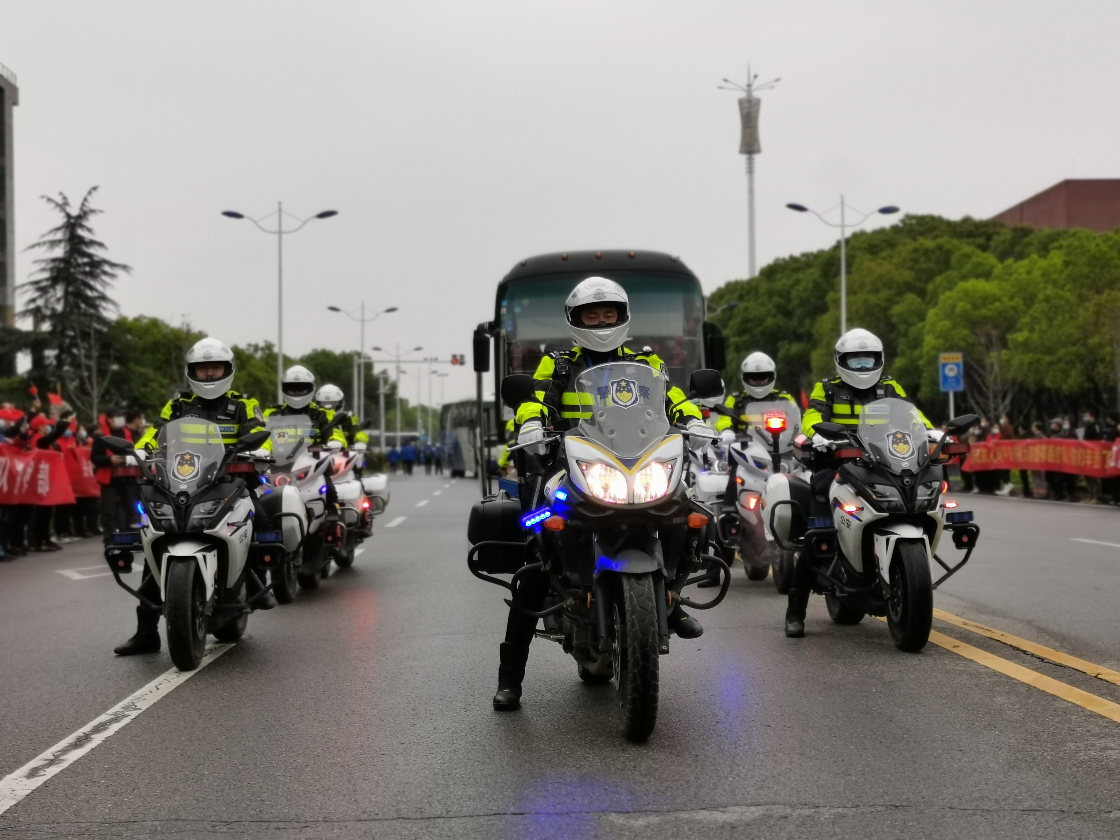 武汉交警最高礼仪护送视频,武汉铁骑开道最高礼遇
