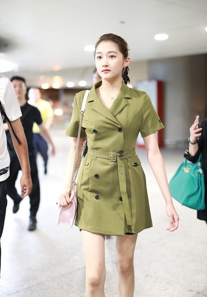 关晓彤穿着露肚脐可爱图片,关晓彤黑色露脐装