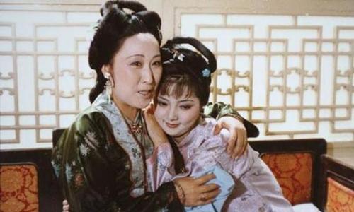 薛宝钗因何要把红麝串给贾宝玉看,薛宝钗的红麝串