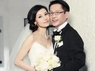 46岁李嘉欣晒自拍送祝福,李嘉欣深夜晒自拍