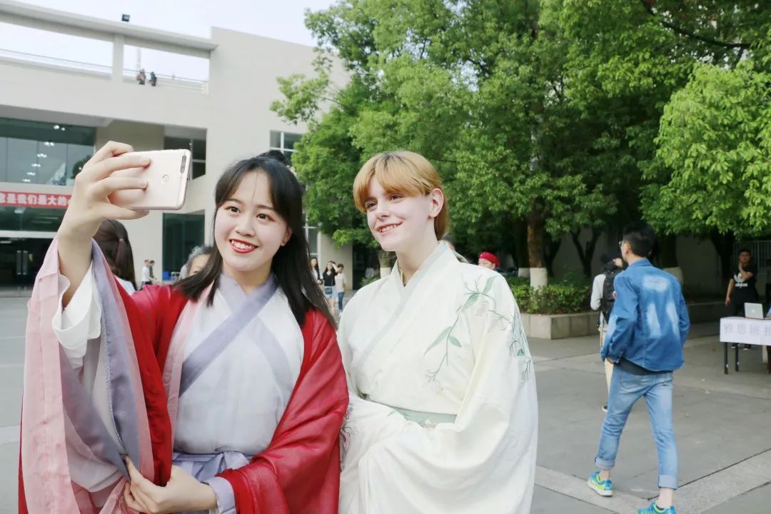 一场派对,一张面具,浪漫由你!川大锦江学院举行“假面舞会”