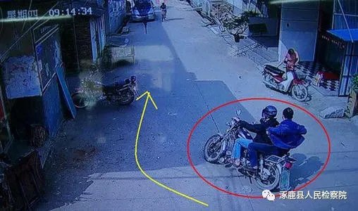 两少年抢小卖部被追赶致一死一伤,抢货少年车祸新闻