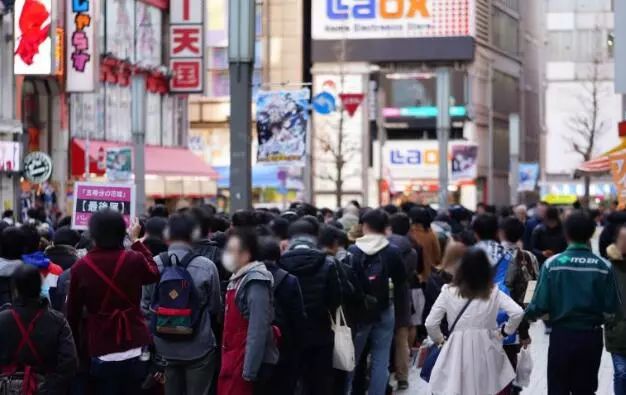 宅男们的福利,五等分的新娘举办情人节活动,蛋糕想带回去纪念