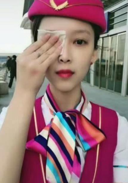 空姐机场卸妆路人惊呆,飞机空姐卸妆前和卸妆后