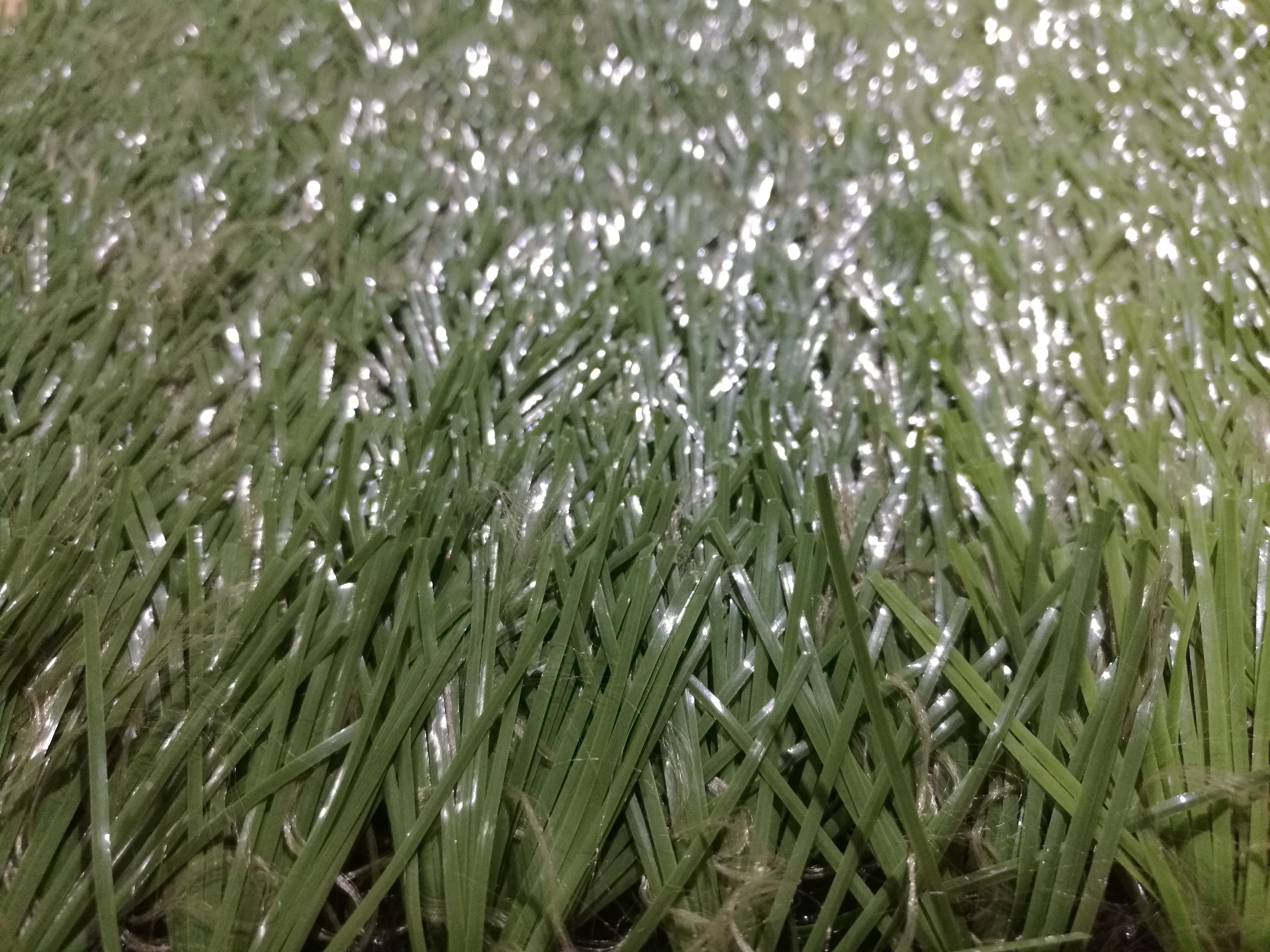 怎么判断人造草坪足球场优缺点,足球场假草和人工草坪的区别