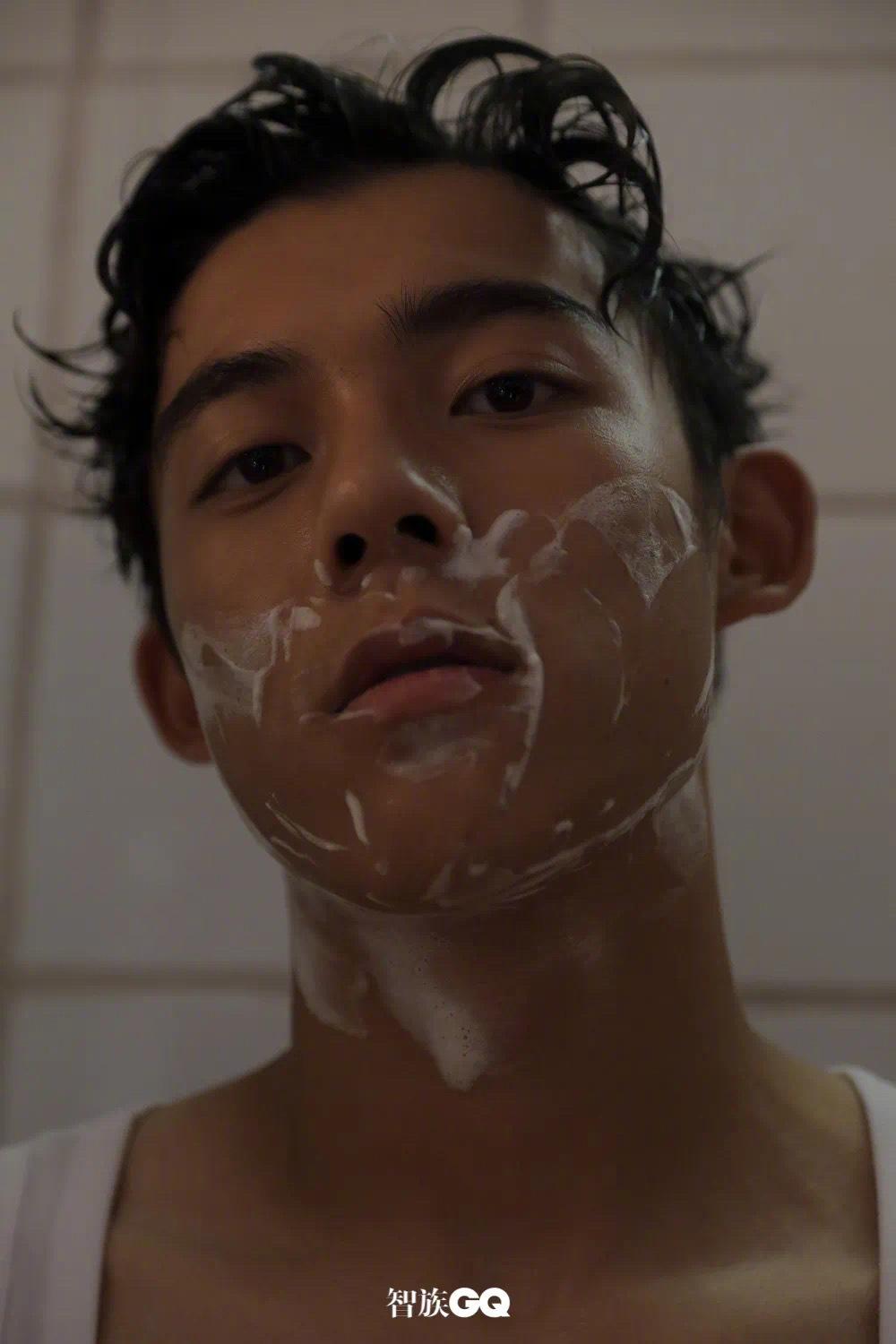 李嗣镕帅气足球视频,李嗣镕踢球的照片