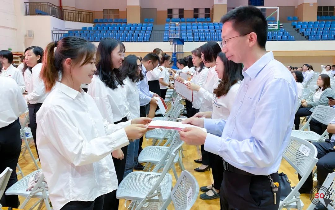 白塔中学2019年庆祝视频,白塔中学表彰大会