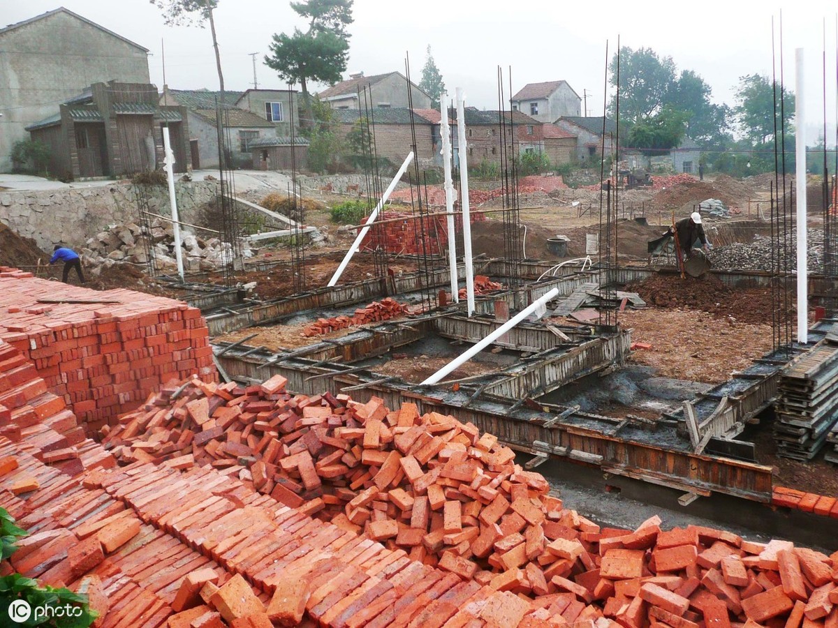 农村承包建房中途停工我该怎么办,农村宅基地被占用怎么赔偿