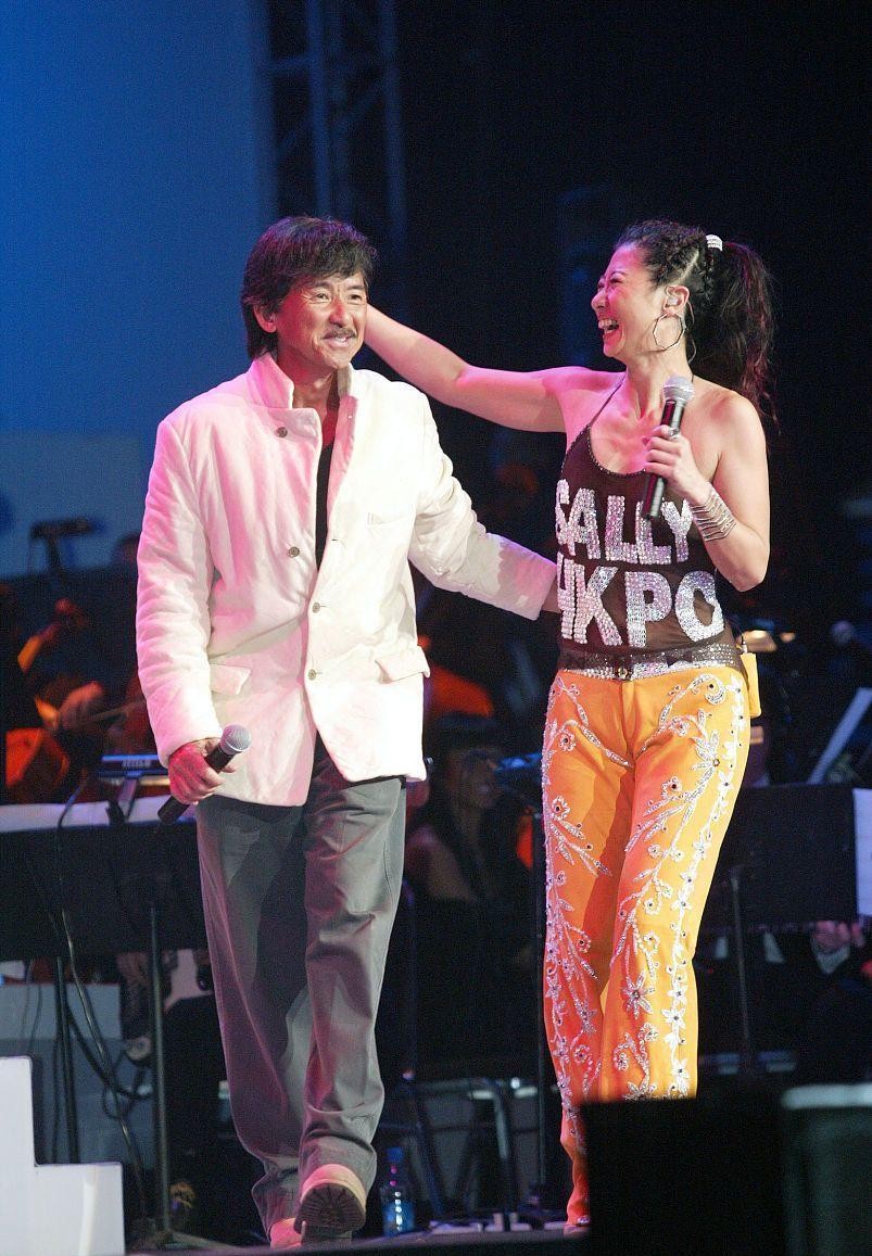 叶倩文的年龄写在身材上，穿透视上衣显出肚腩，短裙穿得有点紧