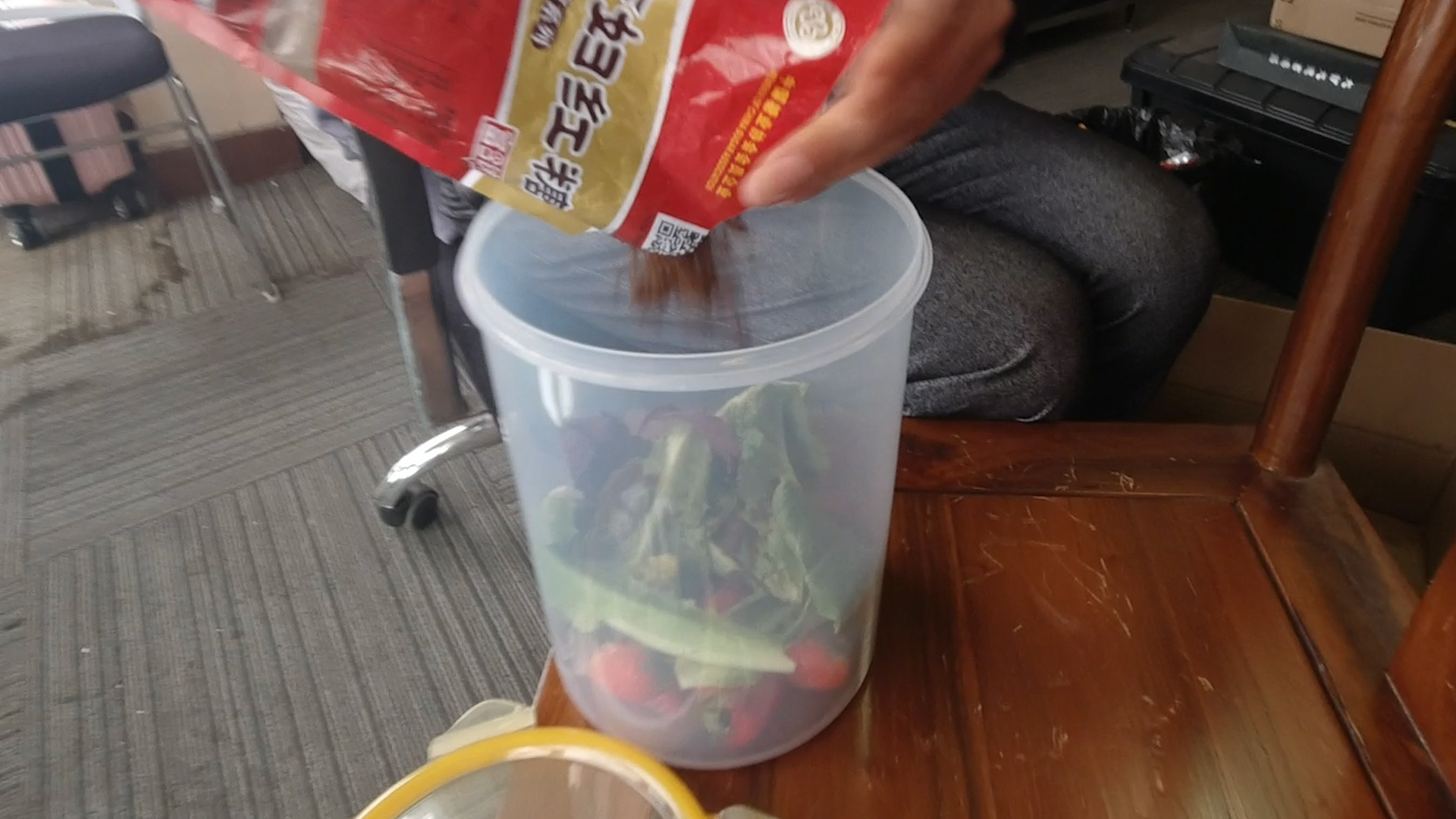 如何自制农用酵素?烂果烂叶加点糖,3个月后就能用,简单有效