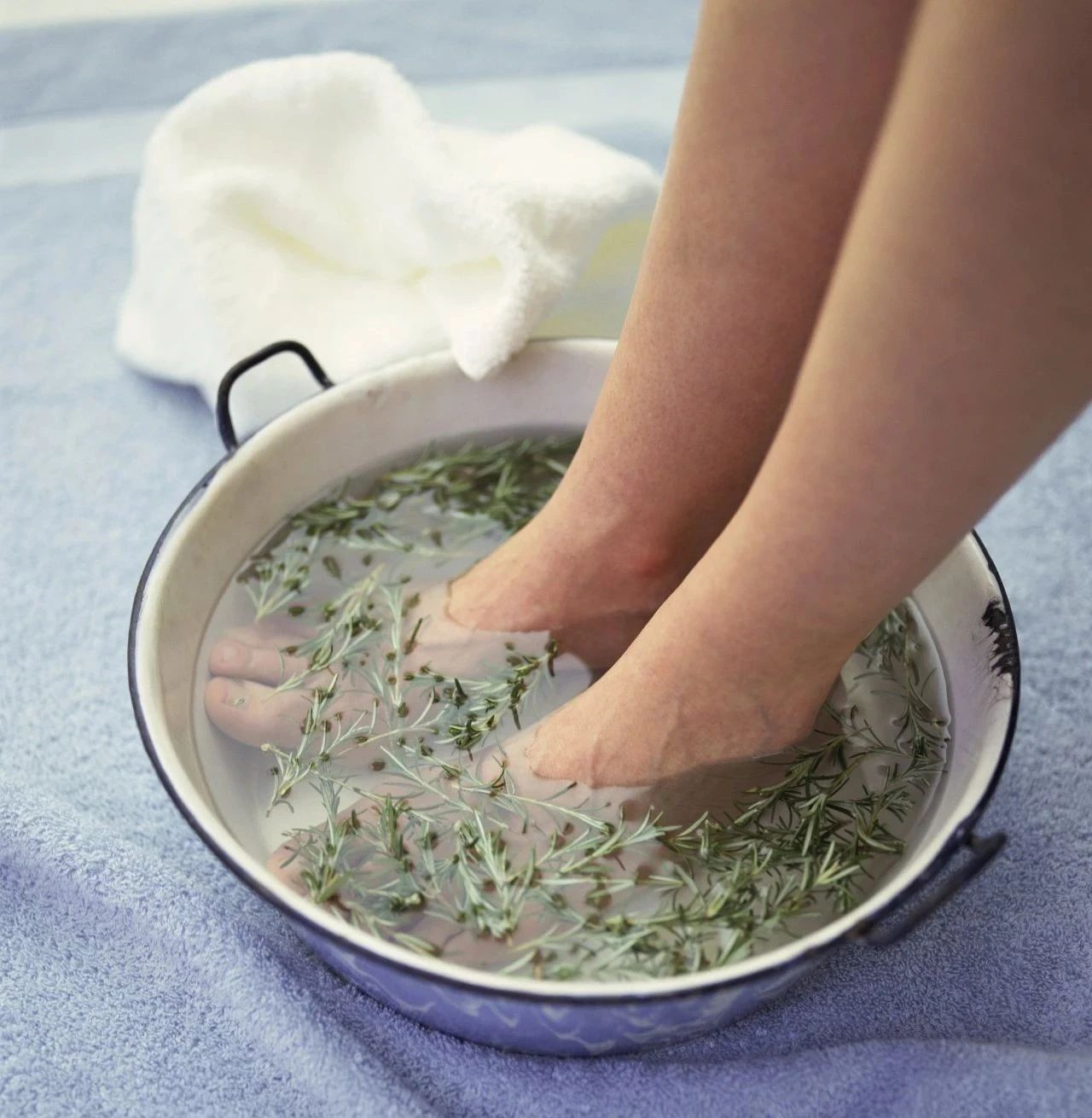 多喝热水治疗体寒,多喝热水能治肚子上面的痛经吗