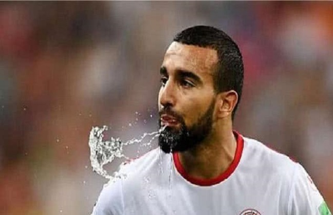 足球运动员喝水吐出来,为什么足球运动员喝了水要吐