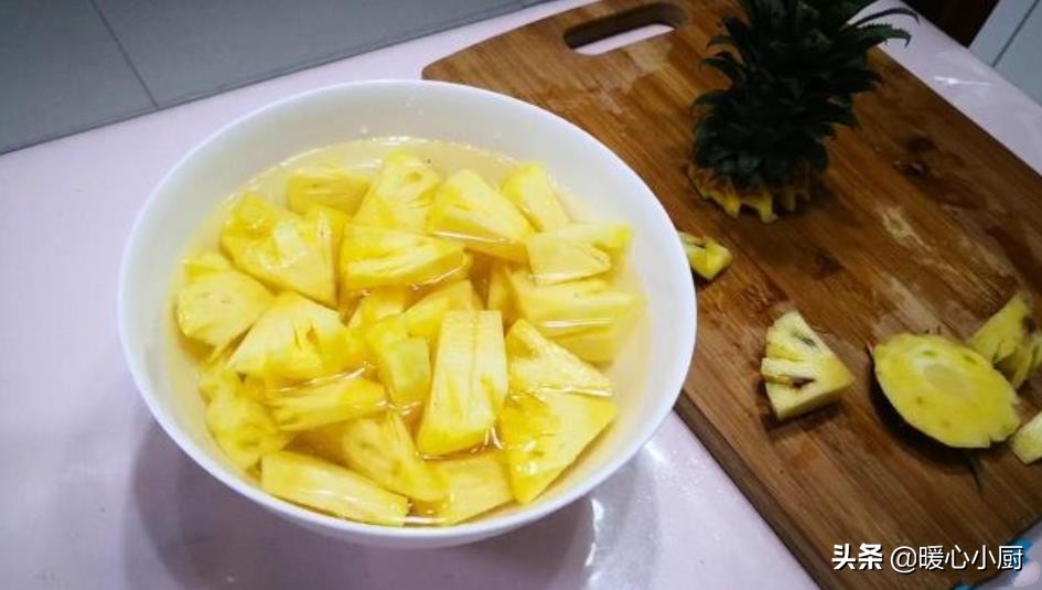 菠萝的正确吃法要用盐水泡,菠萝用盐水泡过之后菠萝水能喝不