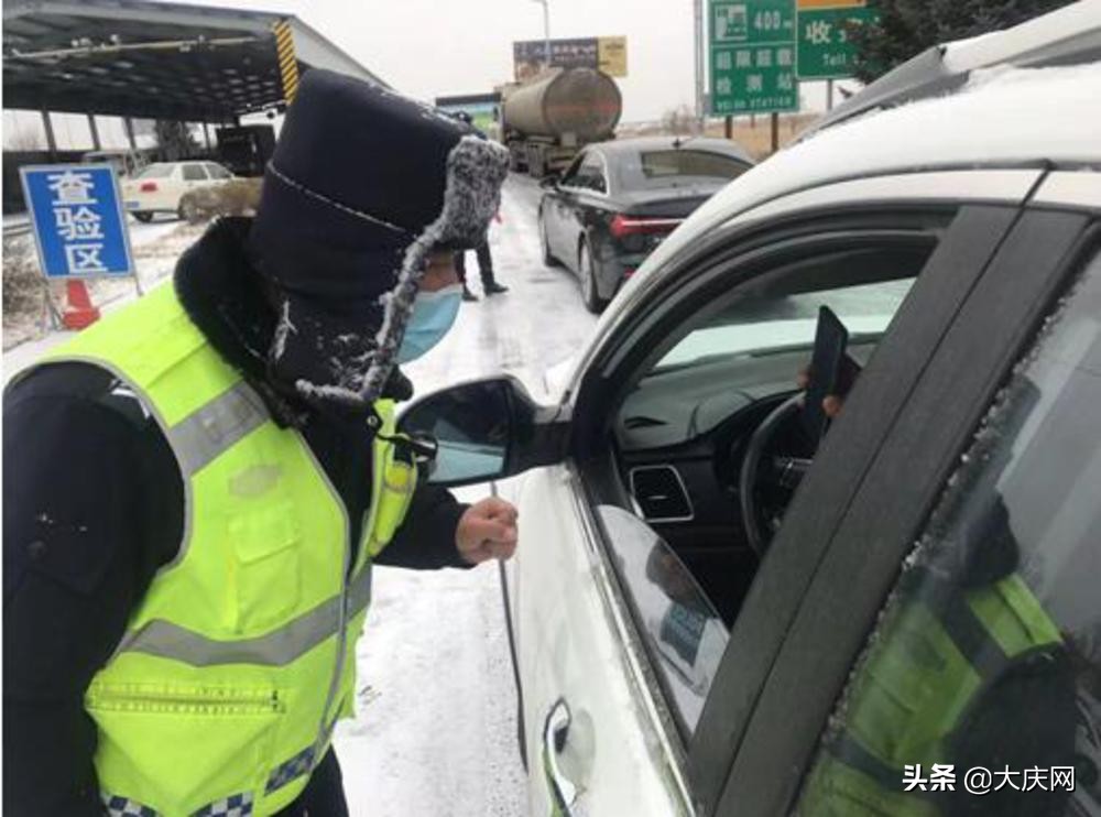 疫情期间零下民警坚守岗位,民警风雪中坚守防疫一线