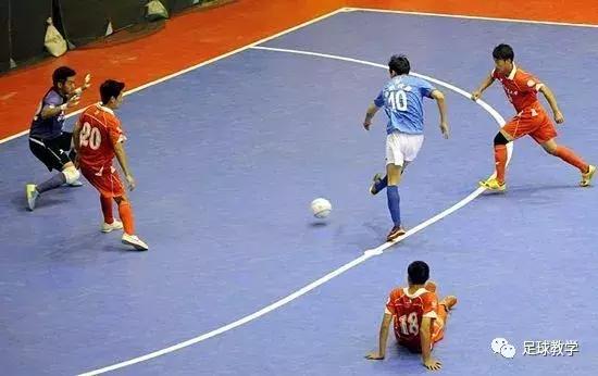 小场地足球教学,足球怎么踢才又高又远教程