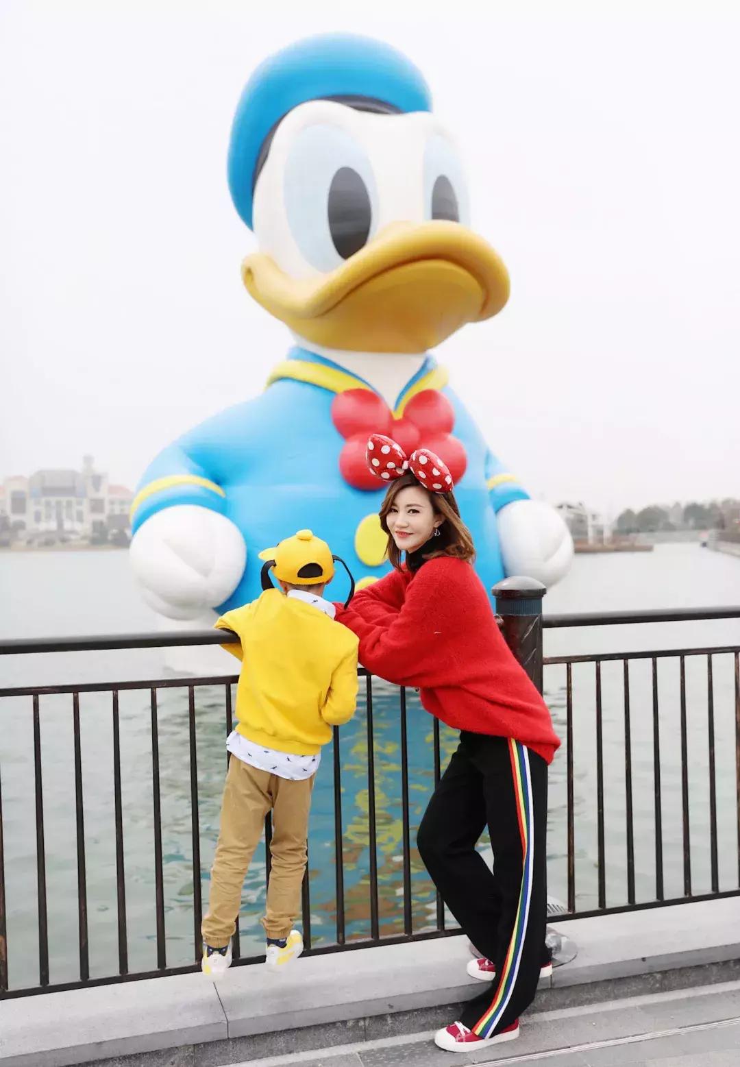 我们在上海迪士尼里玩耍了一天,发现穿的美才能玩的好!